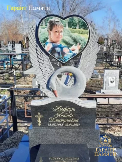 Памятник резной из гранита «Лебедь»